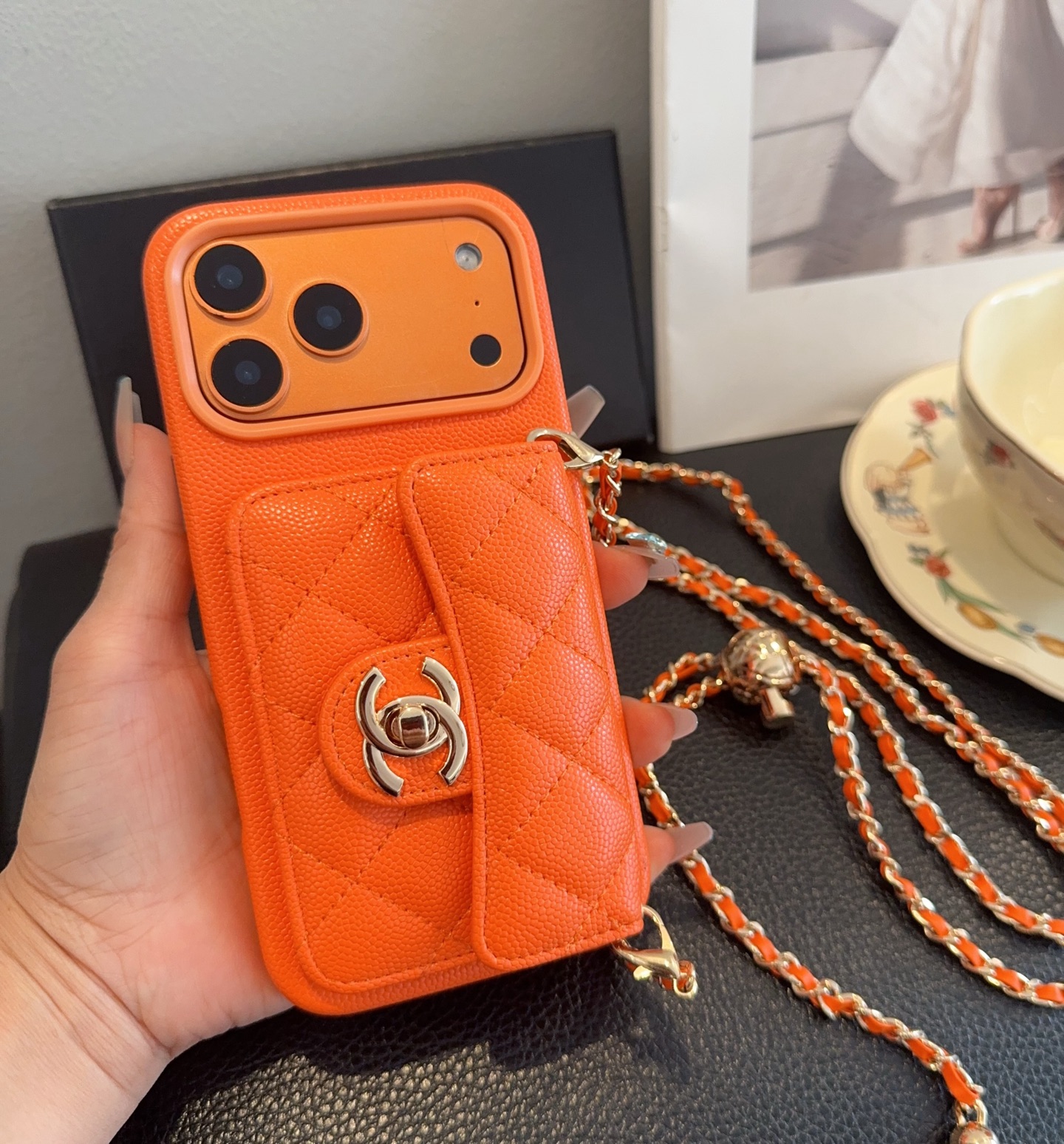 💃CHANEL💠香奈儿火爆时尚圈的手机壳 专柜同款⛓链条小金球可调节链条长度 鱼子酱皮菱格车线翻盖插卡,时尚潮流必备💃 💃CHANEL💠香奈儿火爆时尚圈的手机壳 专柜同款⛓链条小金球可调节链条长度 鱼子酱皮菱格车线翻盖插卡,时尚潮流必备💃