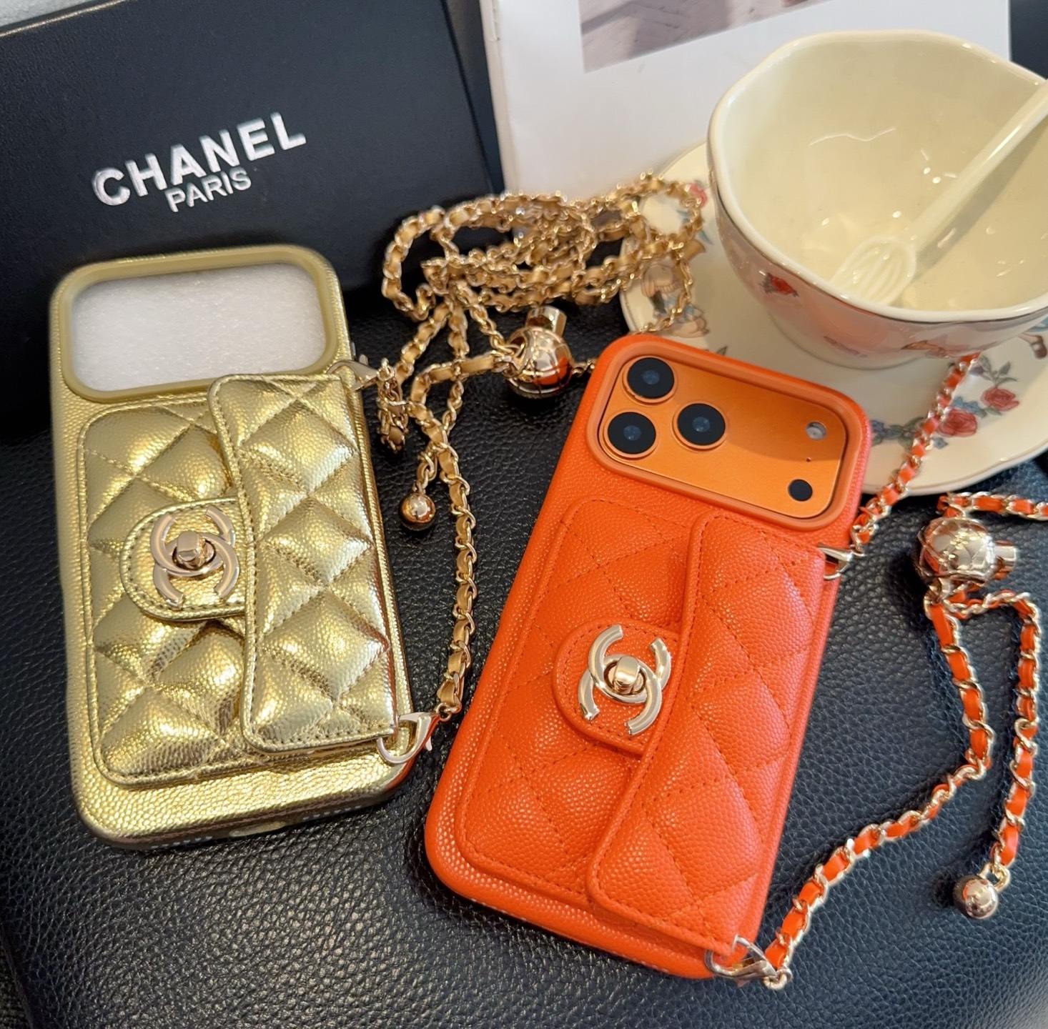 💃CHANEL💠香奈儿火爆时尚圈的手机壳 专柜同款⛓链条小金球可调节链条长度 鱼子酱皮菱格车线翻盖插卡,时尚潮流必备💃 💃CHANEL💠香奈儿火爆时尚圈的手机壳 专柜同款⛓链条小金球可调节链条长度 鱼子酱皮菱格车线翻盖插卡,时尚潮流必备💃