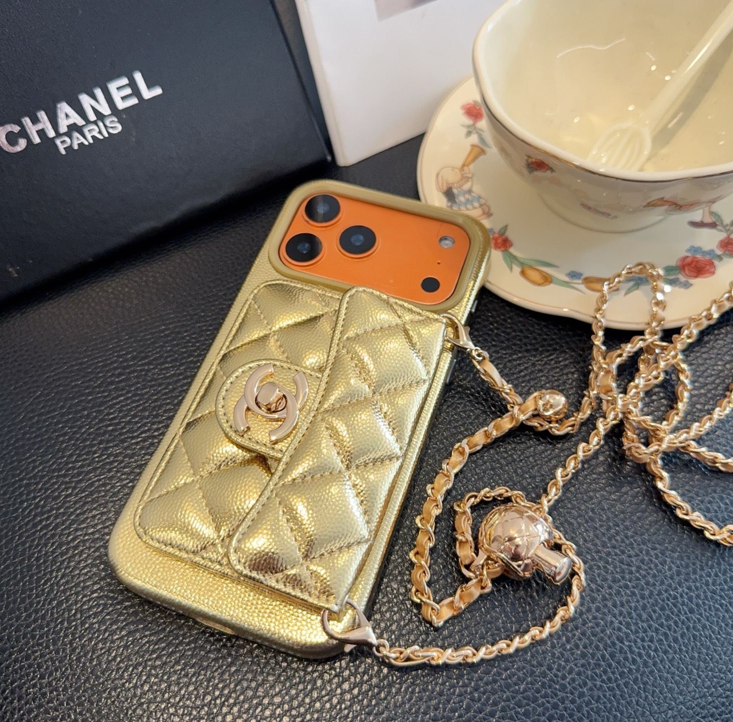 💃CHANEL💠香奈儿火爆时尚圈的手机壳 专柜同款⛓链条小金球可调节链条长度 鱼子酱皮菱格车线翻盖插卡,时尚潮流必备💃 💃CHANEL💠香奈儿火爆时尚圈的手机壳 专柜同款⛓链条小金球可调节链条长度 鱼子酱皮菱格车线翻盖插卡,时尚潮流必备💃