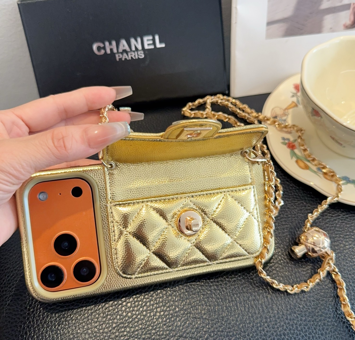 💃CHANEL💠香奈儿火爆时尚圈的手机壳 专柜同款⛓链条小金球可调节链条长度 鱼子酱皮菱格车线翻盖插卡,时尚潮流必备💃 💃CHANEL💠香奈儿火爆时尚圈的手机壳 专柜同款⛓链条小金球可调节链条长度 鱼子酱皮菱格车线翻盖插卡,时尚潮流必备💃