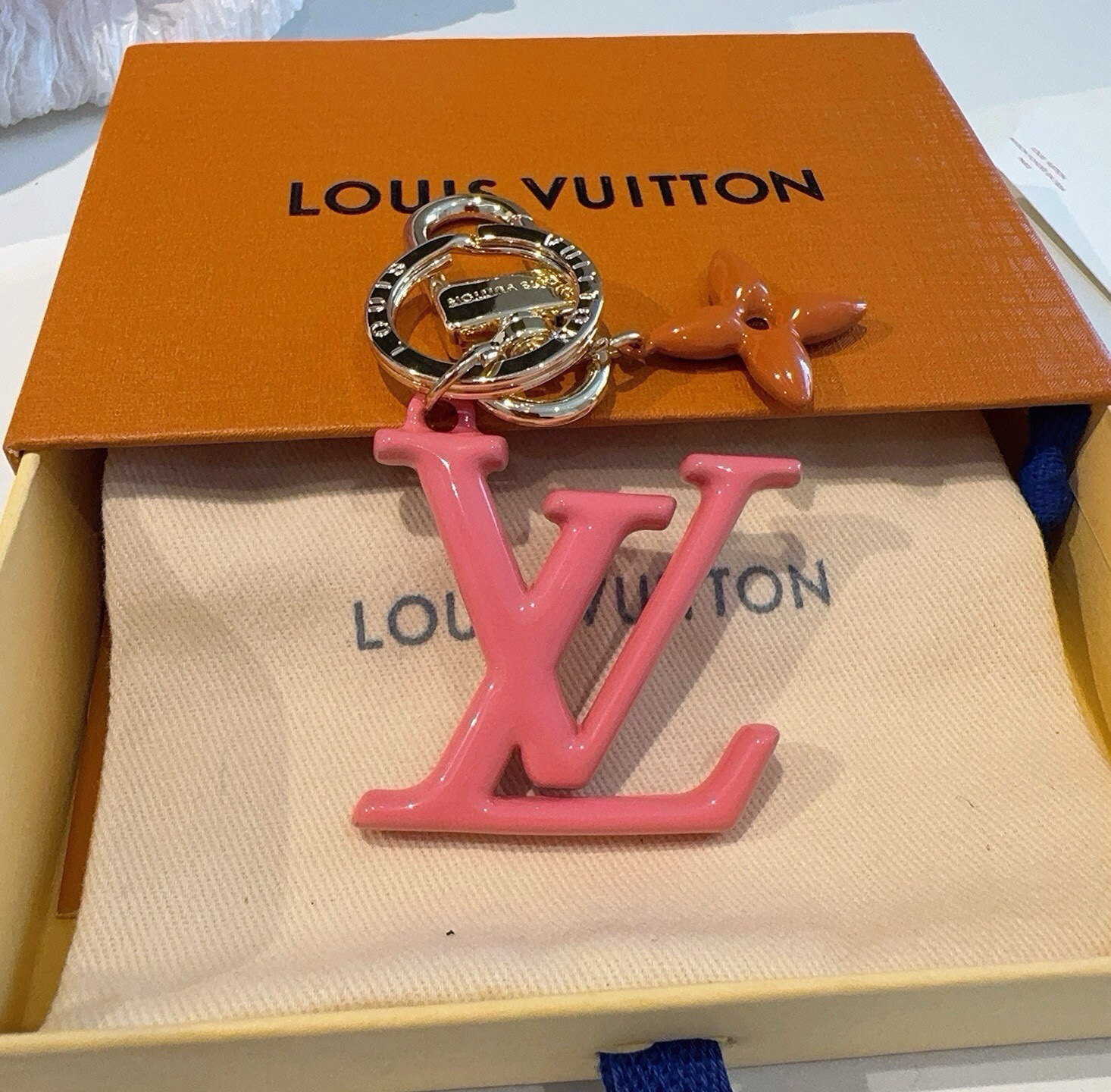 🔥LV钥匙扣珐琅工艺LV字母挂件 PoP Flower包和钥匙扣的魅力非常适合为皮革配饰增添标志性的色彩，其特点是金色金