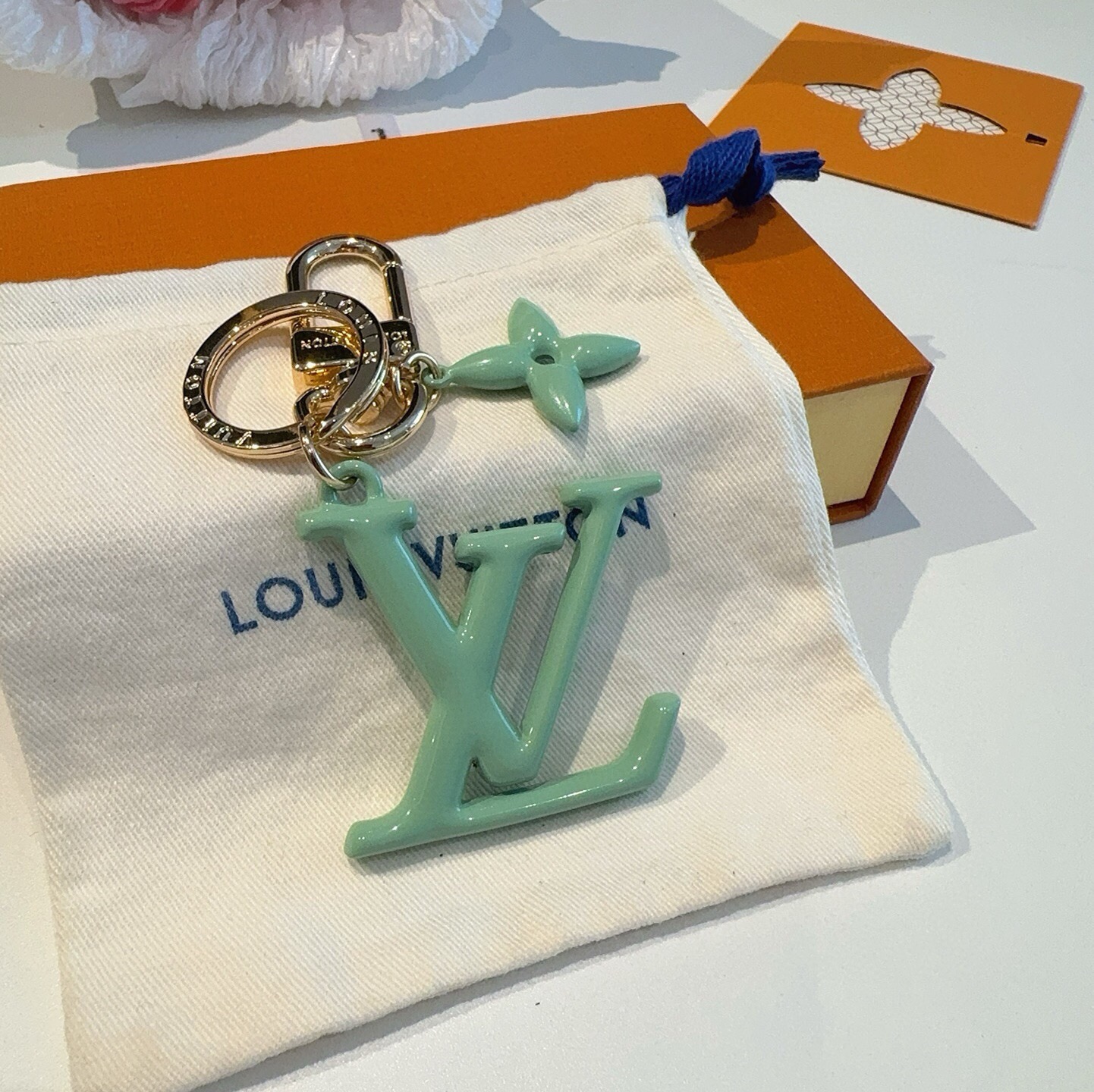 🔥LV钥匙扣珐琅工艺LV字母挂件 PoP Flower包和钥匙扣的魅力非常适合为皮革配饰增添标志性的色彩，其特点是金色金