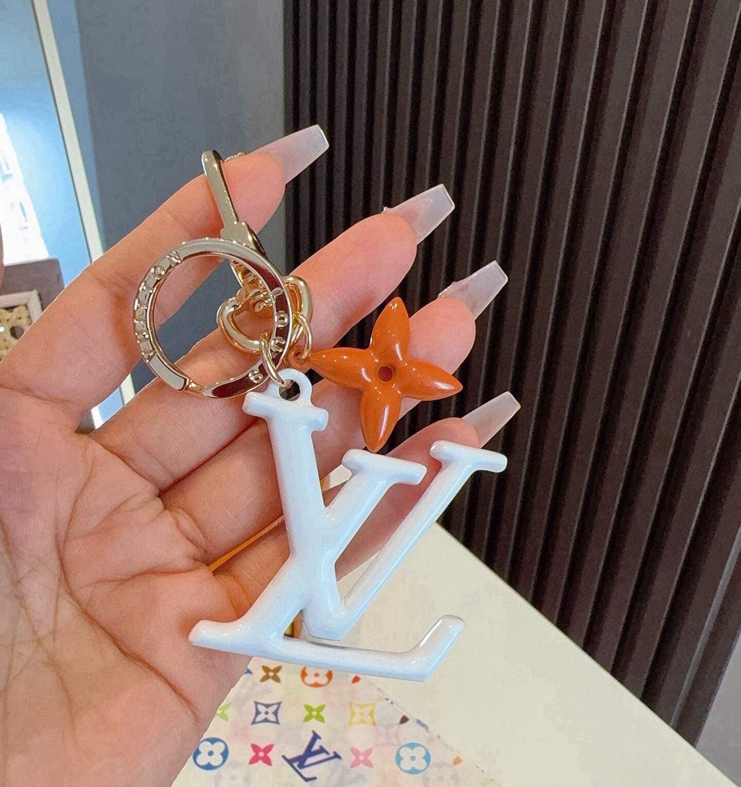 🔥LV钥匙扣珐琅工艺LV字母挂件 PoP Flower包和钥匙扣的魅力非常适合为皮革配饰增添标志性的色彩，其特点是金色金