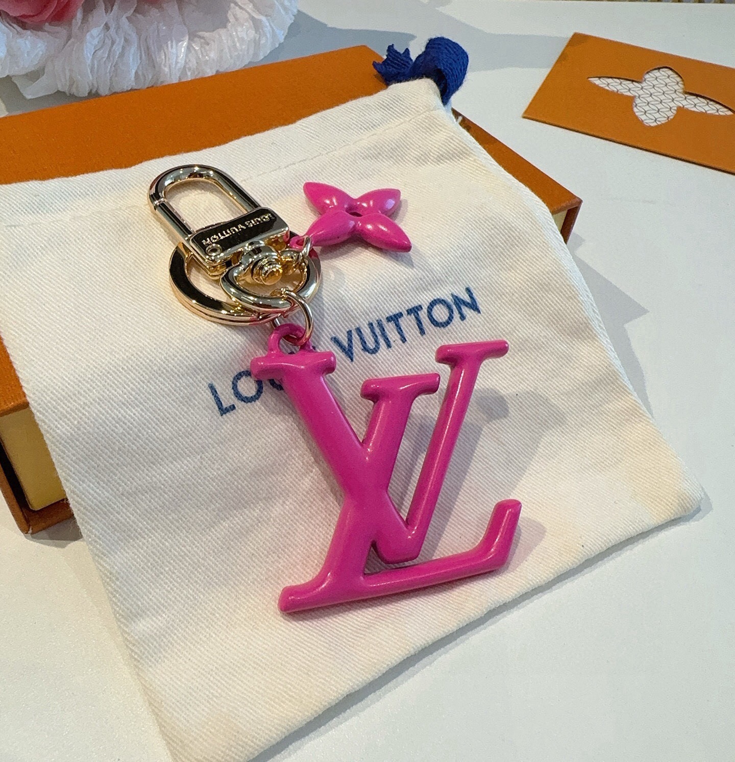 🔥LV钥匙扣珐琅工艺LV字母挂件 PoP Flower包和钥匙扣的魅力非常适合为皮革配饰增添标志性的色彩，其特点是金色金