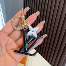 🔥LV钥匙扣珐琅工艺LV字母挂件 PoP Flower包和钥匙扣的魅力非常适合为皮革配饰增添标志性的色彩,其特点是金色金 🔥LV钥匙扣珐琅工艺LV字母挂件 PoP Flower包和钥匙扣的魅力非常适合为皮革配饰增添标志性的色彩,其特点是金色金