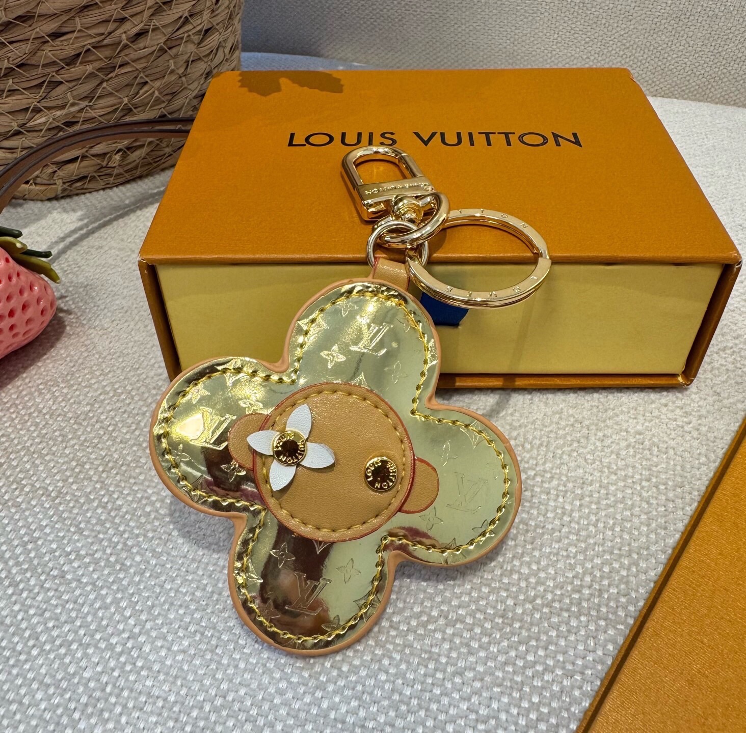🔥LOUIS VUITTON新款包饰与钥匙扣。LV薇薇安太阳花包包挂件 手机壳挂件 可满足各种时尚品味的实用配饰。凸显时
