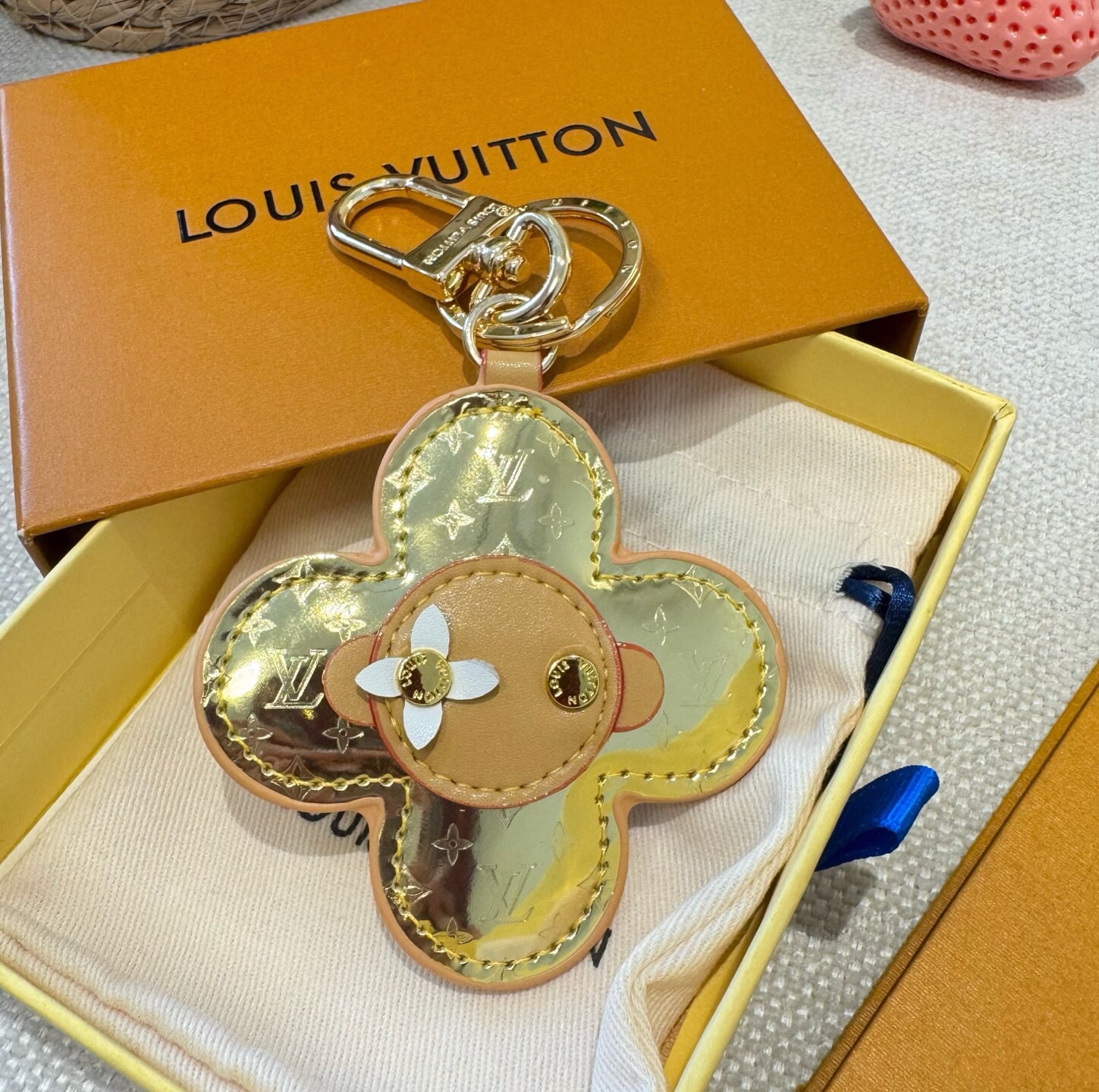 🔥LOUIS VUITTON新款包饰与钥匙扣。LV薇薇安太阳花包包挂件 手机壳挂件 可满足各种时尚品味的实用配饰。凸显时