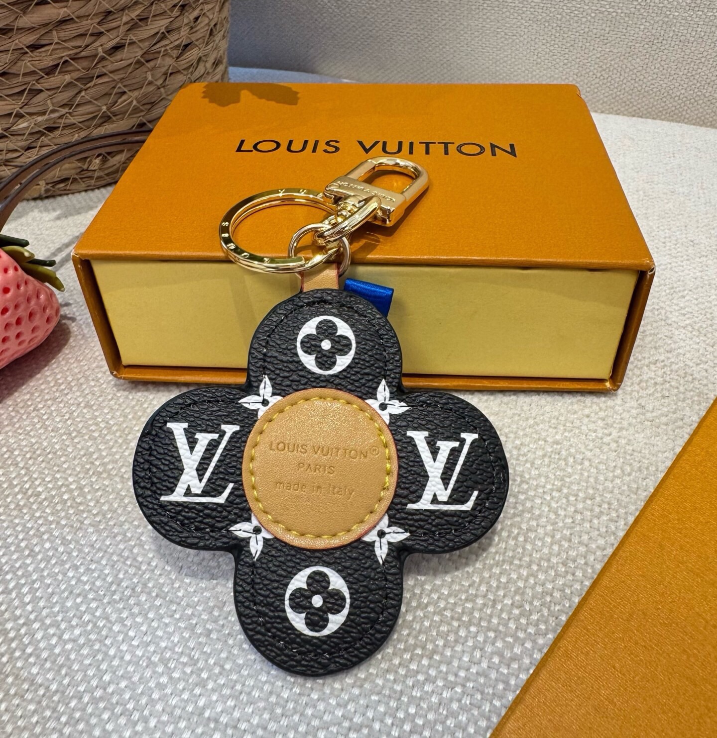 🔥LOUIS VUITTON新款包饰与钥匙扣。LV薇薇安太阳花包包挂件 手机壳挂件 可满足各种时尚品味的实用配饰。凸显时
