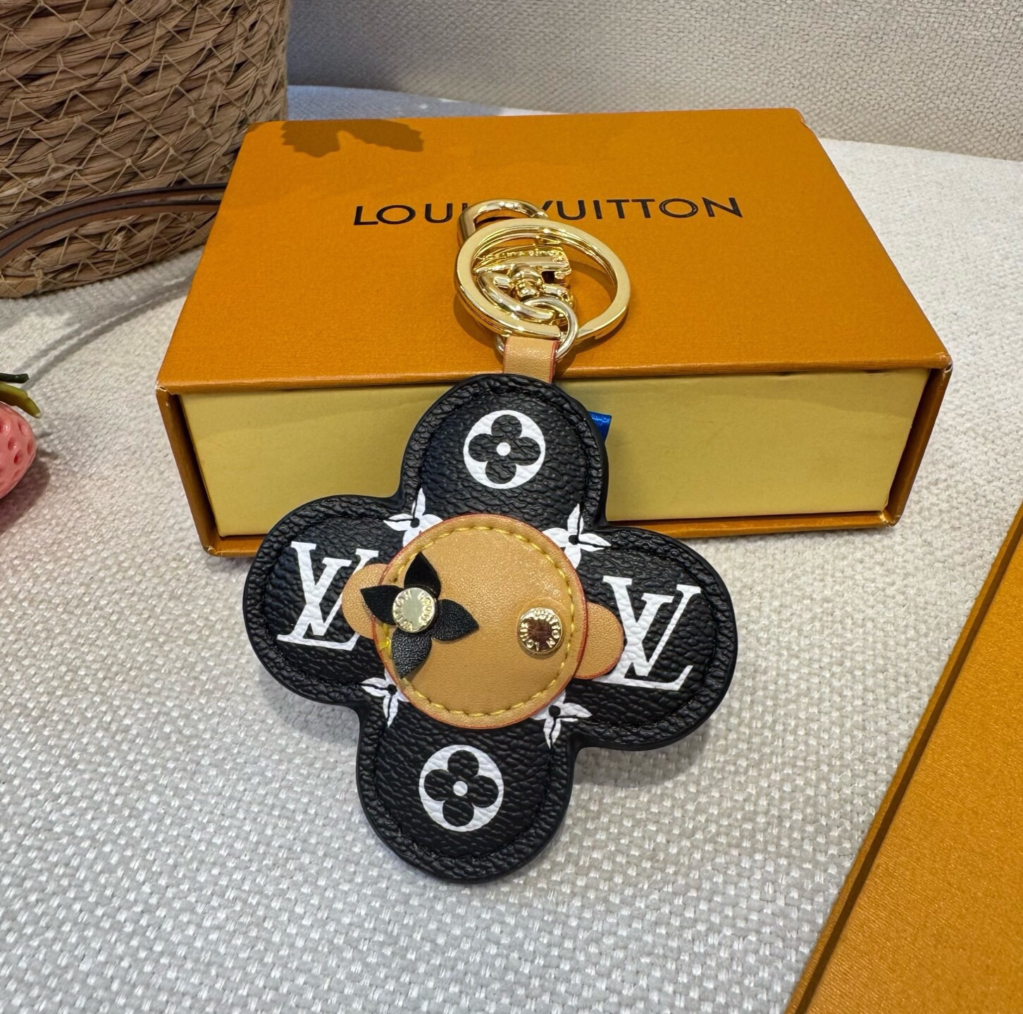 🔥LOUIS VUITTON新款包饰与钥匙扣。LV薇薇安太阳花包包挂件 手机壳挂件 可满足各种时尚品味的实用配饰。凸显时