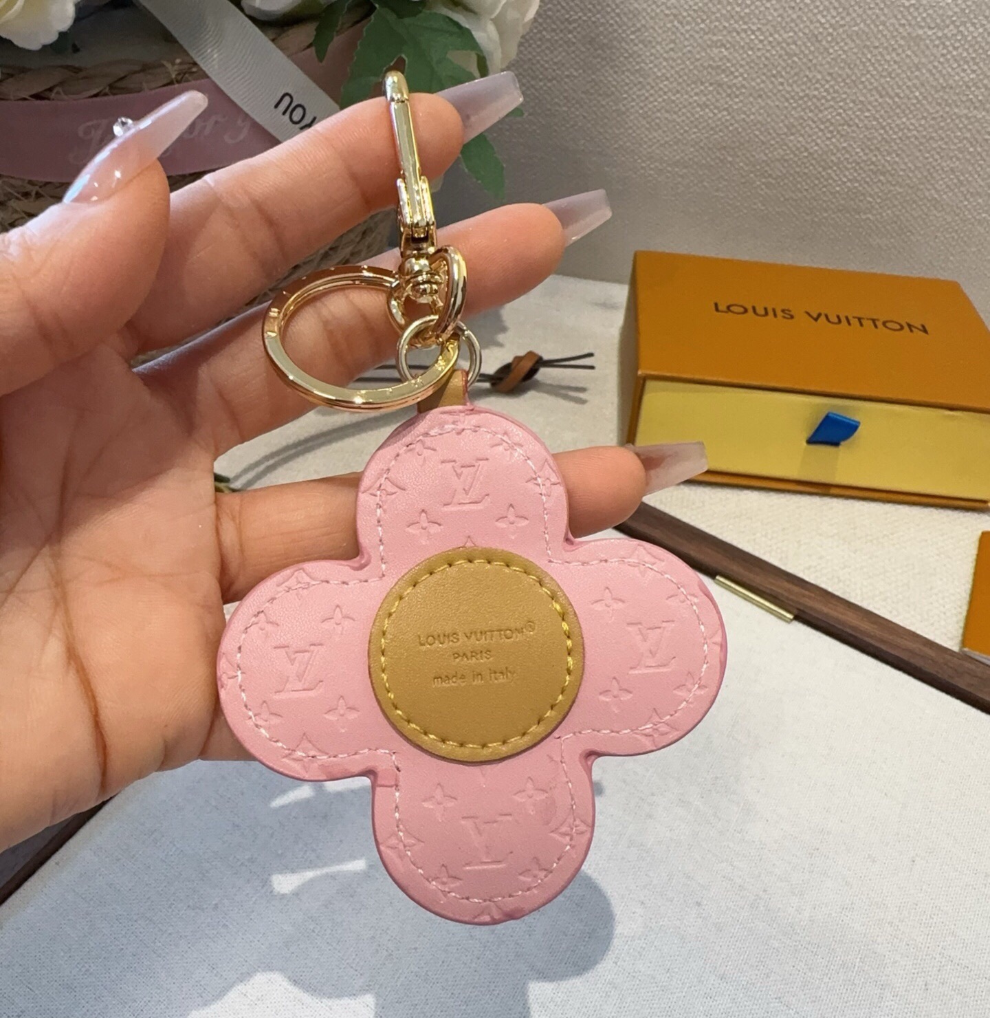 🔥LOUIS VUITTON新款包饰与钥匙扣。LV薇薇安太阳花包包挂件 手机壳挂件 可满足各种时尚品味的实用配饰。凸显时