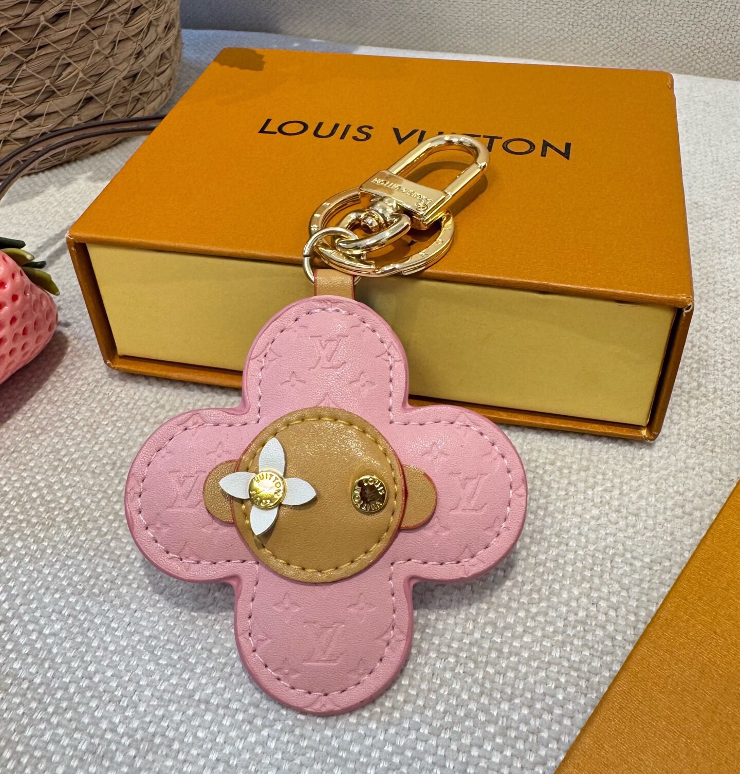 🔥LOUIS VUITTON新款包饰与钥匙扣。LV薇薇安太阳花包包挂件 手机壳挂件 可满足各种时尚品味的实用配饰。凸显时