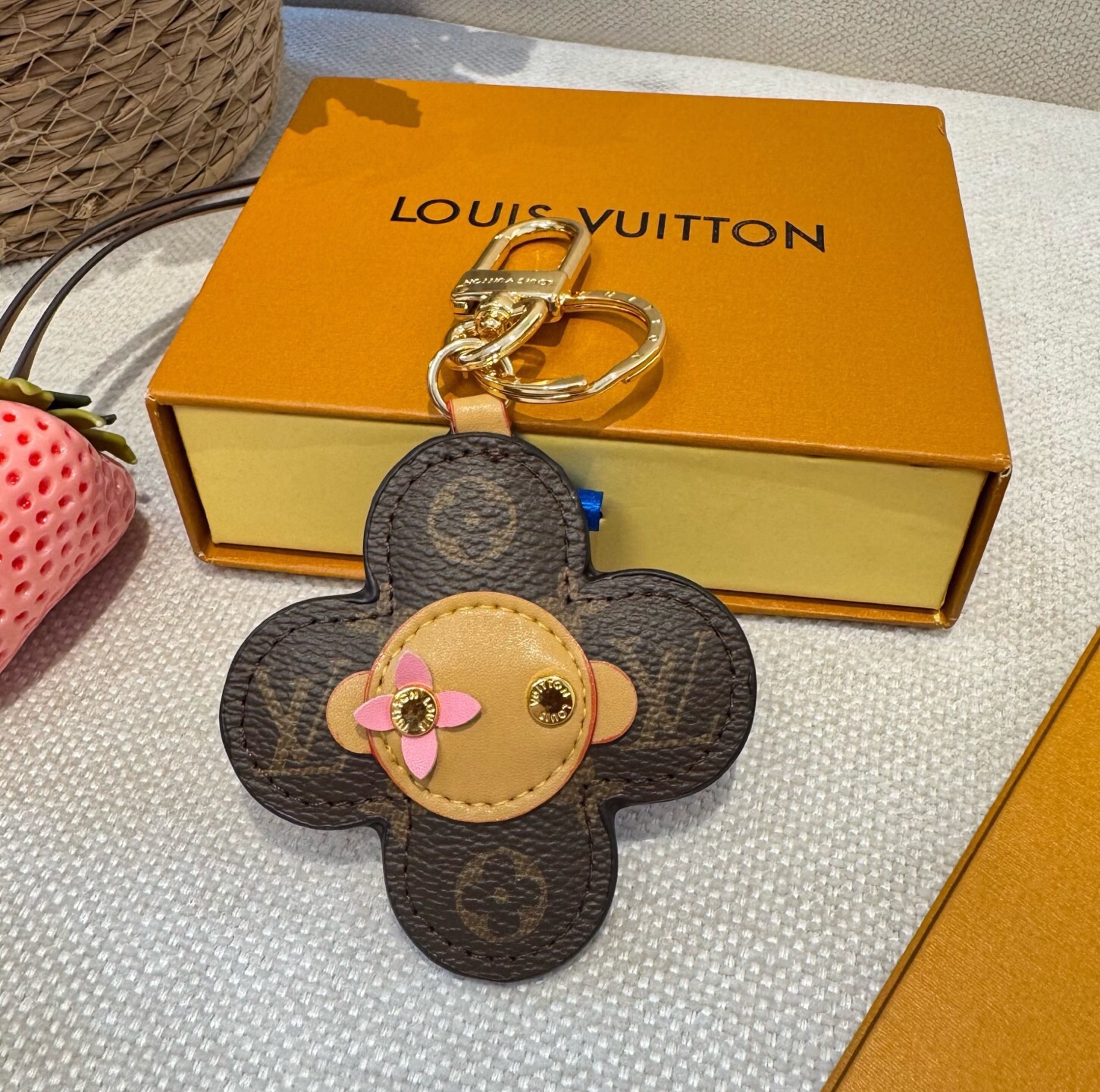 🔥LOUIS VUITTON新款包饰与钥匙扣。LV薇薇安太阳花包包挂件 手机壳挂件 可满足各种时尚品味的实用配饰。凸显时
