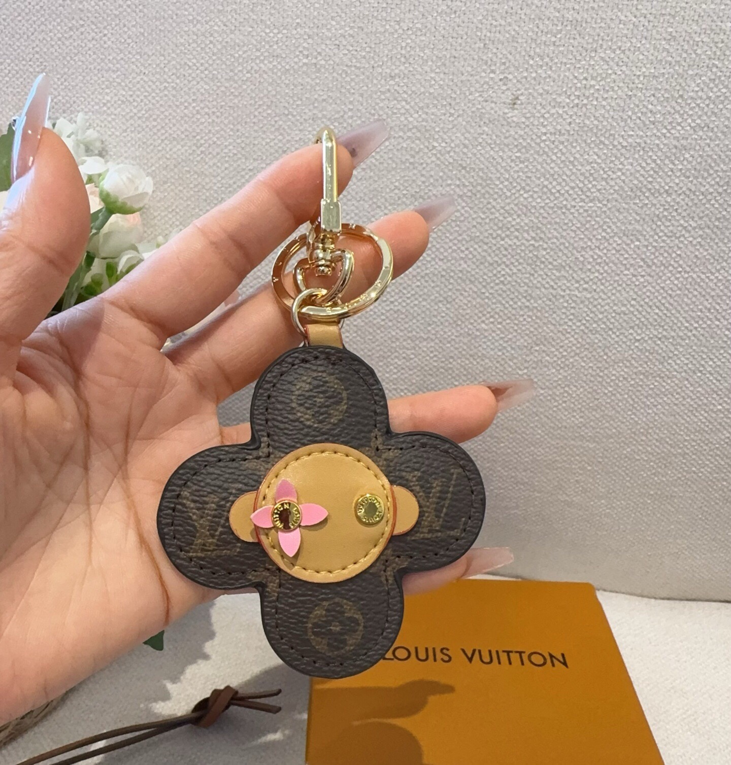 🔥LOUIS VUITTON新款包饰与钥匙扣。LV薇薇安太阳花包包挂件 手机壳挂件 可满足各种时尚品味的实用配饰。凸显时