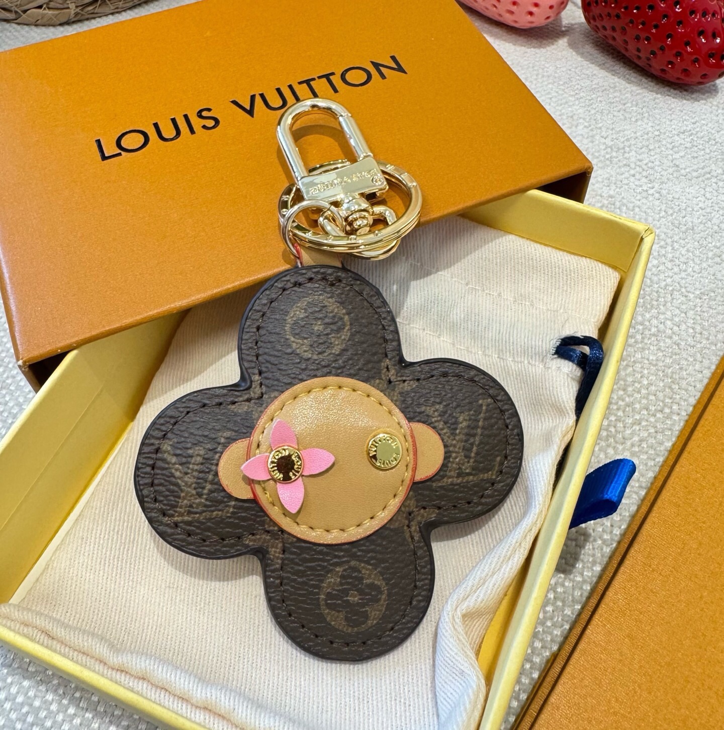 🔥LOUIS VUITTON新款包饰与钥匙扣。LV薇薇安太阳花包包挂件 手机壳挂件 可满足各种时尚品味的实用配饰。凸显时