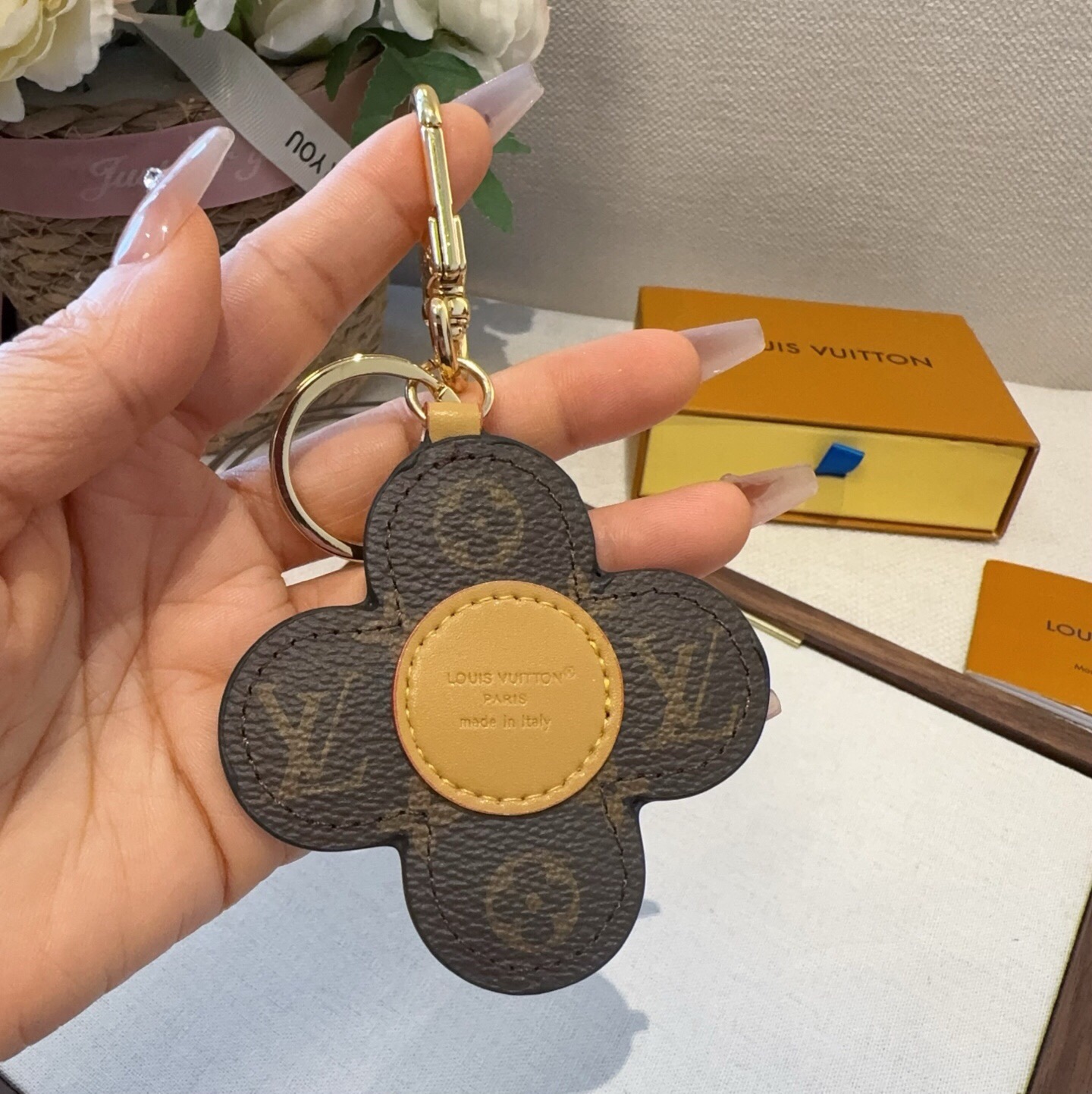 🔥LOUIS VUITTON新款包饰与钥匙扣。LV薇薇安太阳花包包挂件 手机壳挂件 可满足各种时尚品味的实用配饰。凸显时