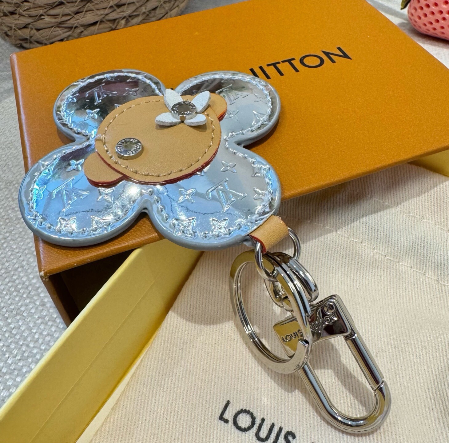 🔥LOUIS VUITTON新款包饰与钥匙扣。LV薇薇安太阳花包包挂件 手机壳挂件 可满足各种时尚品味的实用配饰。凸显时