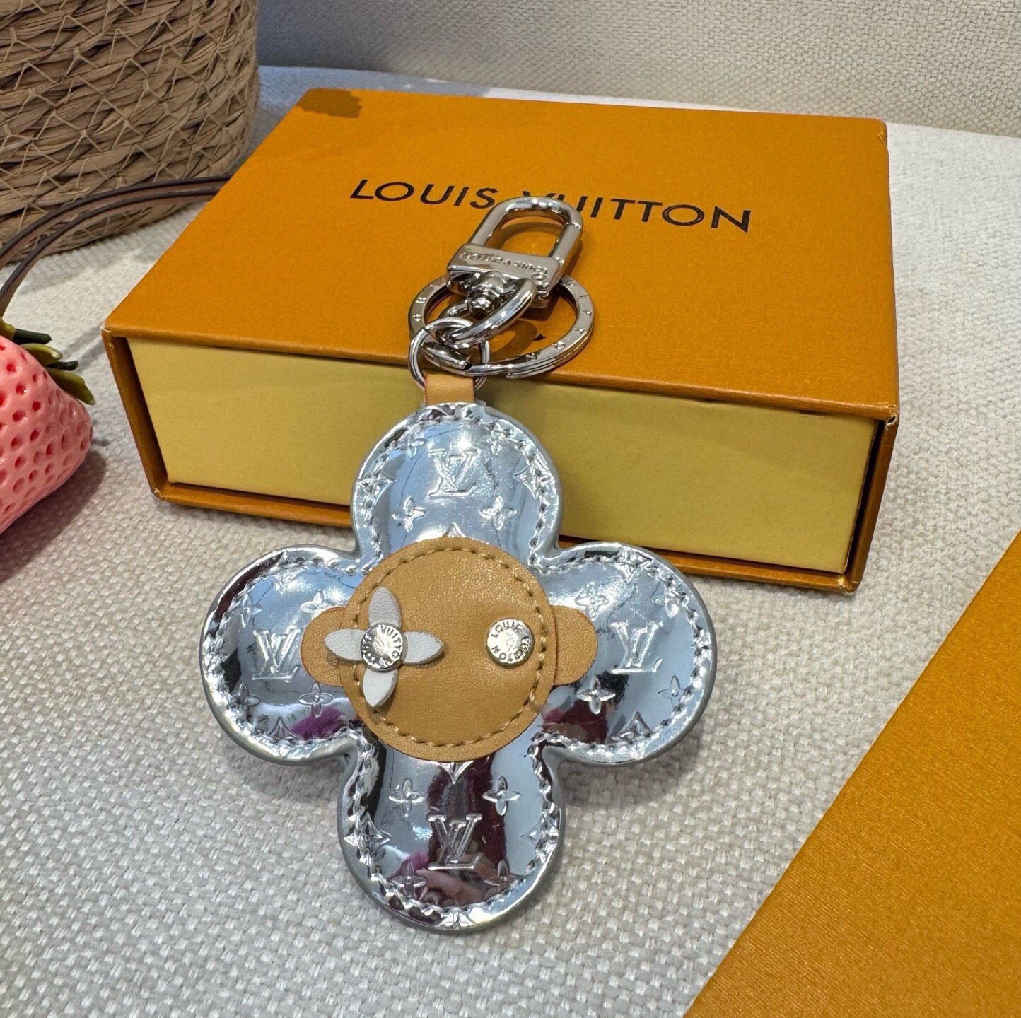 🔥LOUIS VUITTON新款包饰与钥匙扣。LV薇薇安太阳花包包挂件 手机壳挂件 可满足各种时尚品味的实用配饰。凸显时