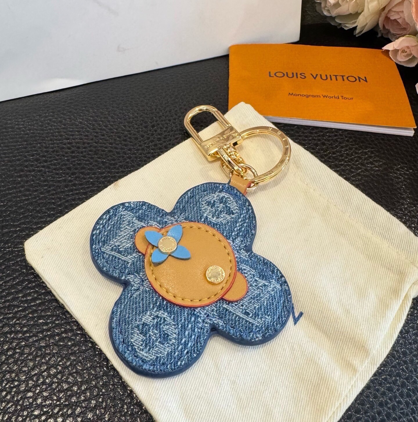 🔥LOUIS VUITTON新款包饰与钥匙扣。LV薇薇安太阳花包包挂件 手机壳挂件 可满足各种时尚品味的实用配饰。凸显时