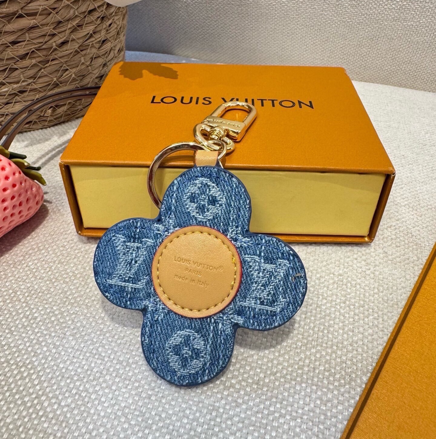 🔥LOUIS VUITTON新款包饰与钥匙扣。LV薇薇安太阳花包包挂件 手机壳挂件 可满足各种时尚品味的实用配饰。凸显时