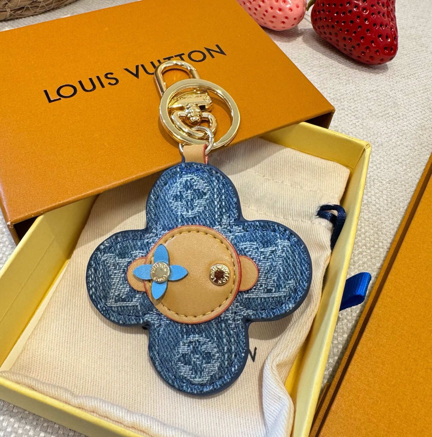 🔥LOUIS VUITTON新款包饰与钥匙扣。LV薇薇安太阳花包包挂件 手机壳挂件 可满足各种时尚品味的实用配饰。凸显时