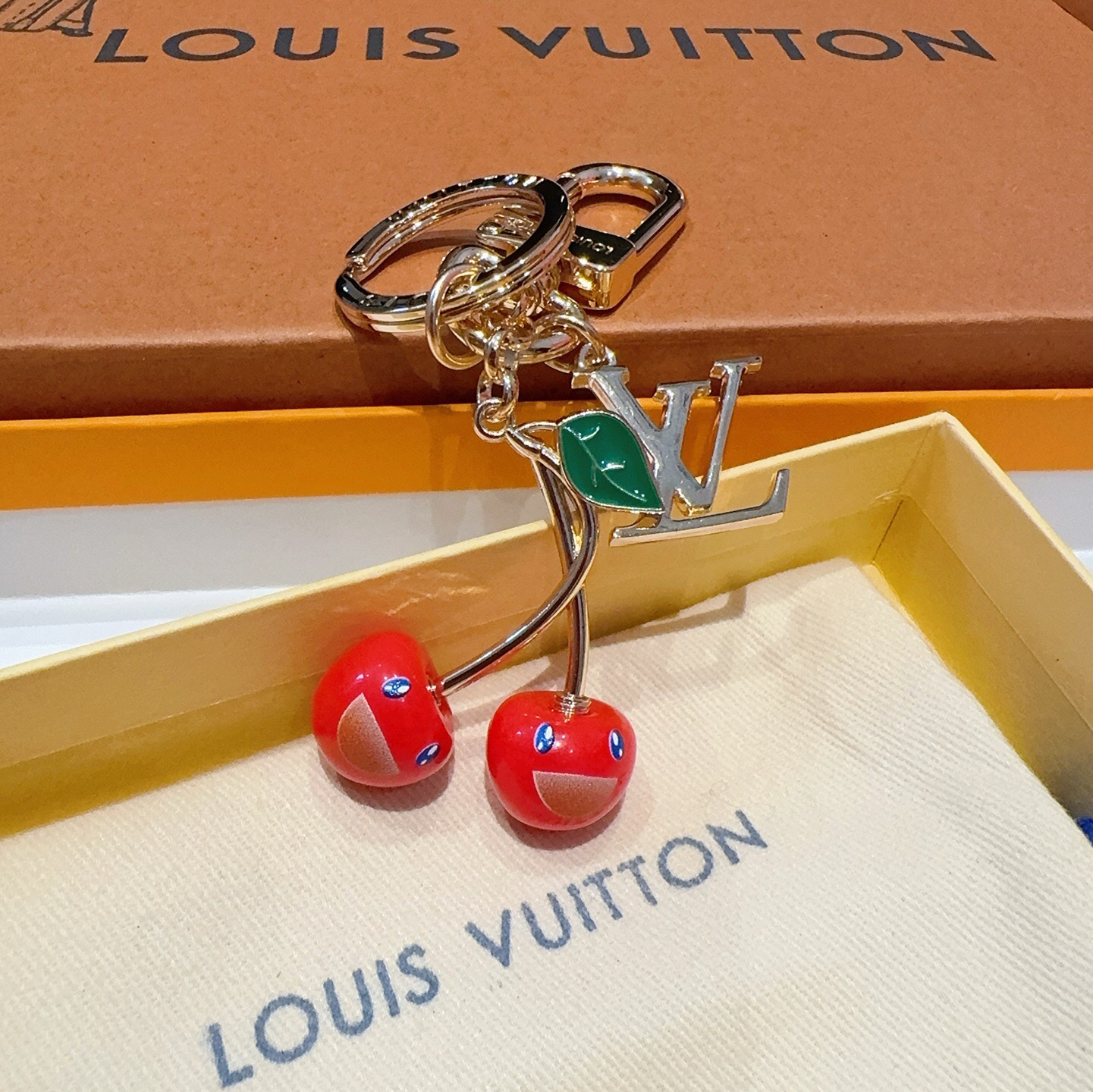 新款M02476 lv樱桃🍒钥匙扣 包包挂件挂饰 LV x TM LV Cerise 包饰出自路易威登 x 村上隆复刻系 新款M02476 lv樱桃🍒钥匙扣 包包挂件挂饰 LV x TM LV Cerise 包饰出自路易威登 x 村上隆复刻系