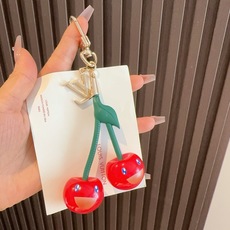 🔥LV 钥匙扣 包包挂件x TM LV Cerise 包饰出自路易威登 村上隆复刻系列,以莹泽金属和有机玻璃演绎趣味设计 🔥LV 钥匙扣 包包挂件x TM LV Cerise 包饰出自路易威登 村上隆复刻系列,以莹泽金属和有机玻璃演绎趣味设计