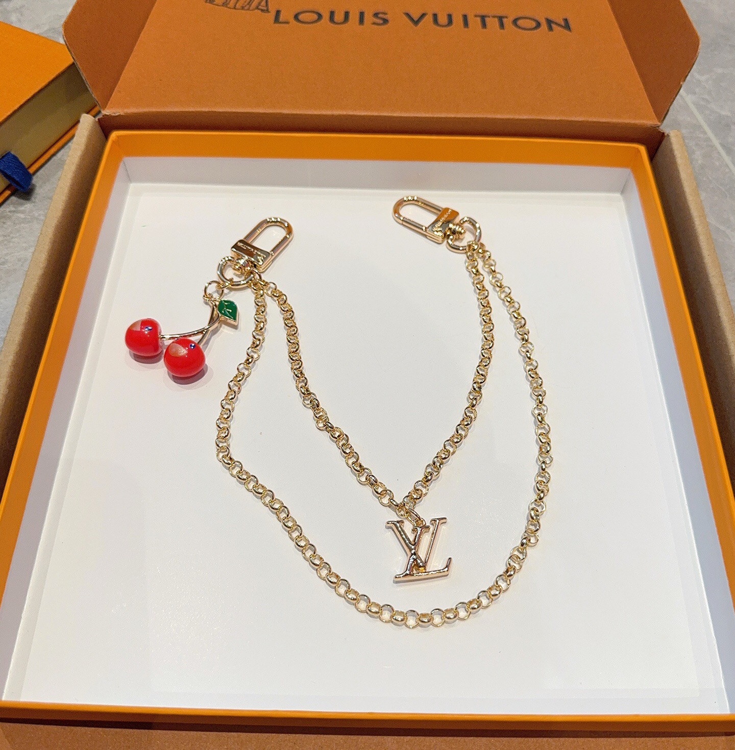 LV x TM LV Cerise 包包链条 包挂饰 钥匙扣 出自路易威登x村上隆复刻系列，为双链条设计融入LV字母和明