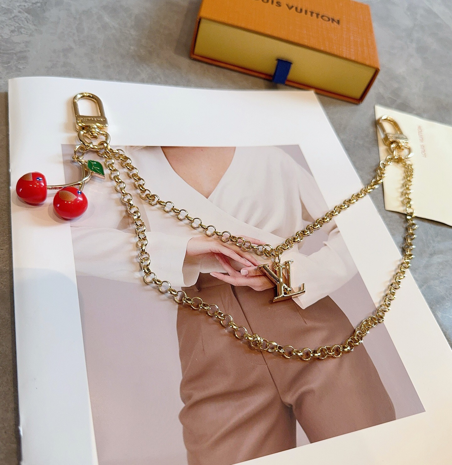 LV x TM LV Cerise 包包链条 包挂饰 钥匙扣 出自路易威登x村上隆复刻系列，为双链条设计融入LV字母和明