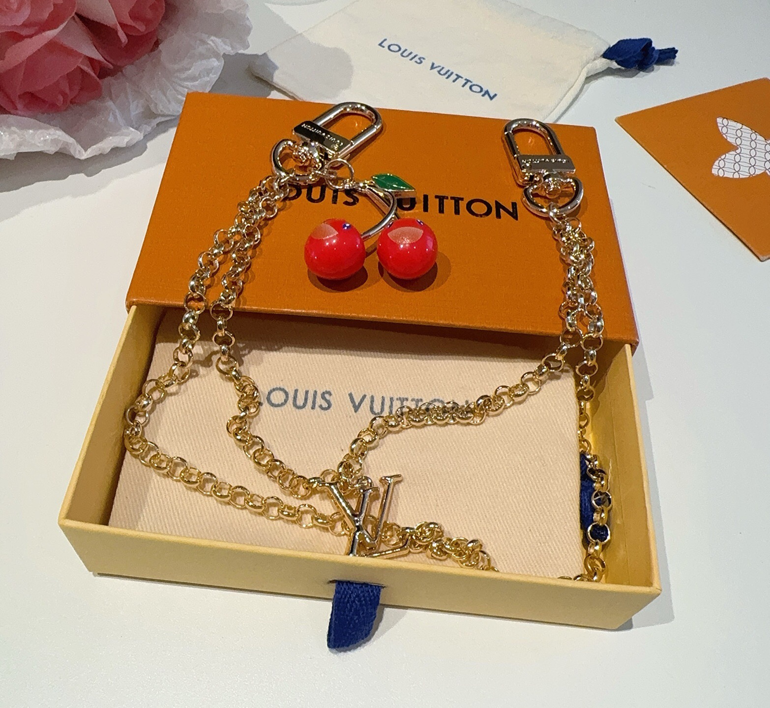 LV x TM LV Cerise 包包链条 包挂饰 钥匙扣 出自路易威登x村上隆复刻系列，为双链条设计融入LV字母和明