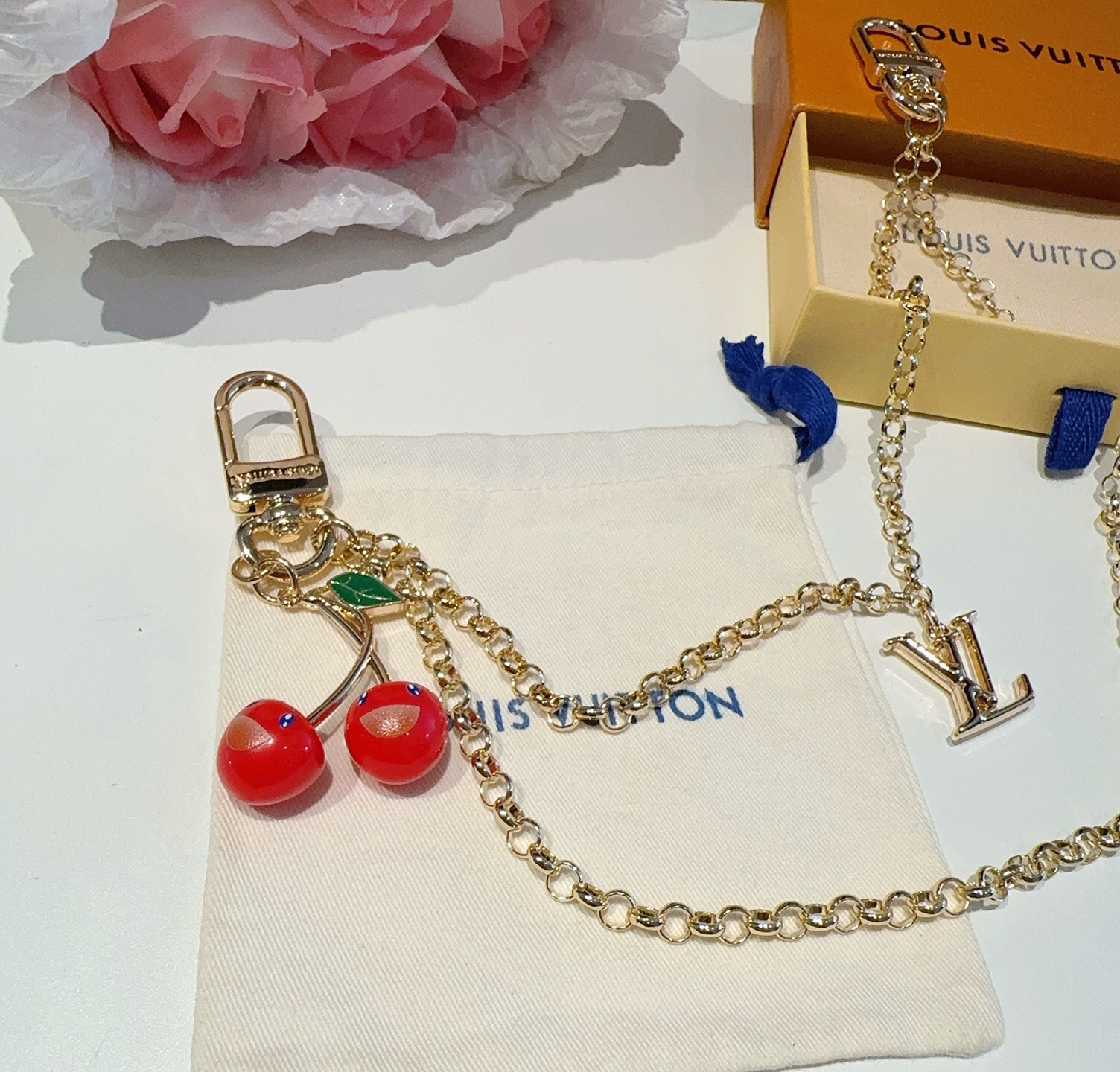 LV x TM LV Cerise 包包链条 包挂饰 钥匙扣 出自路易威登x村上隆复刻系列，为双链条设计融入LV字母和明