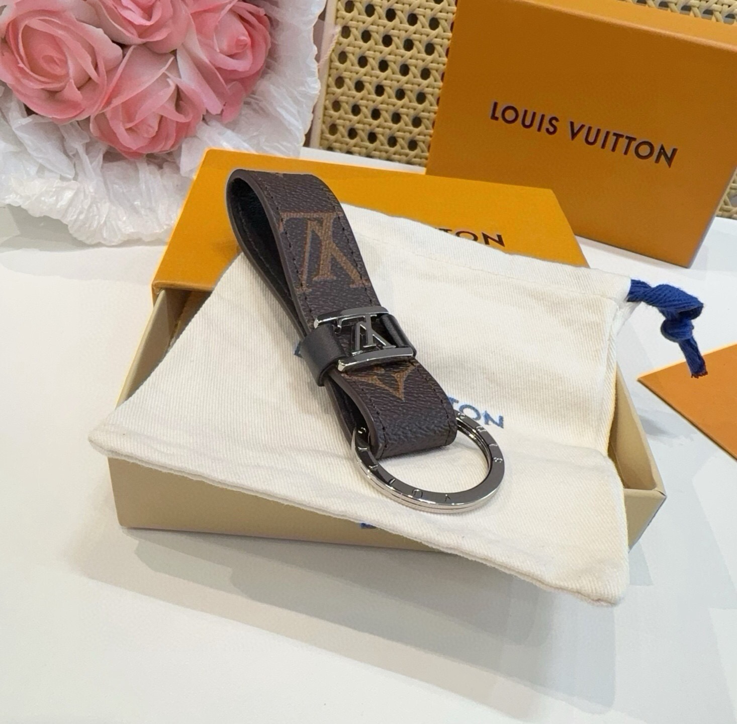 🔥 LOUIS VUITTON 官网款 LV皮绳钥匙扣  挂饰 车钥匙挂件 PU材质  原版logo 确实精致 手感真的