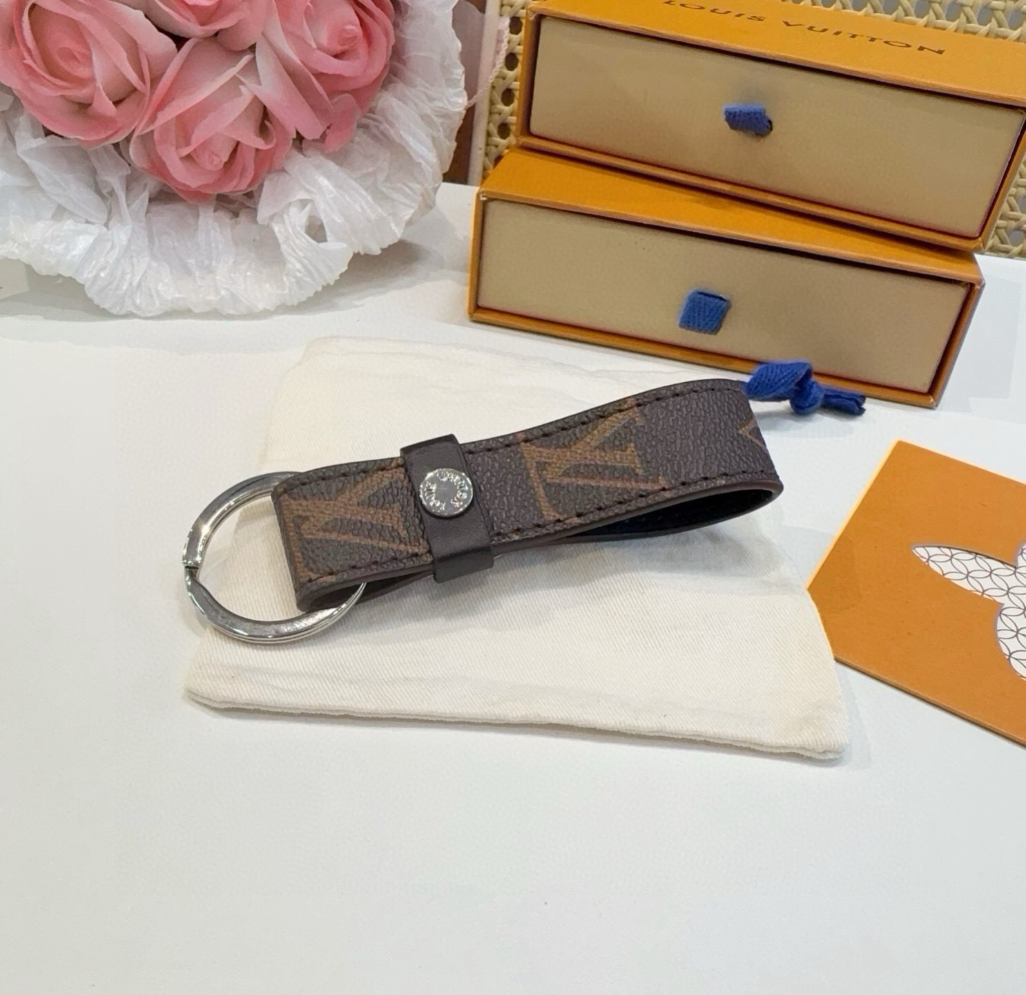 🔥 LOUIS VUITTON 官网款 LV皮绳钥匙扣  挂饰 车钥匙挂件 PU材质  原版logo 确实精致 手感真的