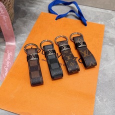 🔥 LOUIS VUITTON 官网款 LV皮绳钥匙扣 挂饰 车钥匙挂件 PU材质 原版logo 确实精致 手感真的 🔥 LOUIS VUITTON 官网款 LV皮绳钥匙扣 挂饰 车钥匙挂件 PU材质 原版logo 确实精致 手感真的