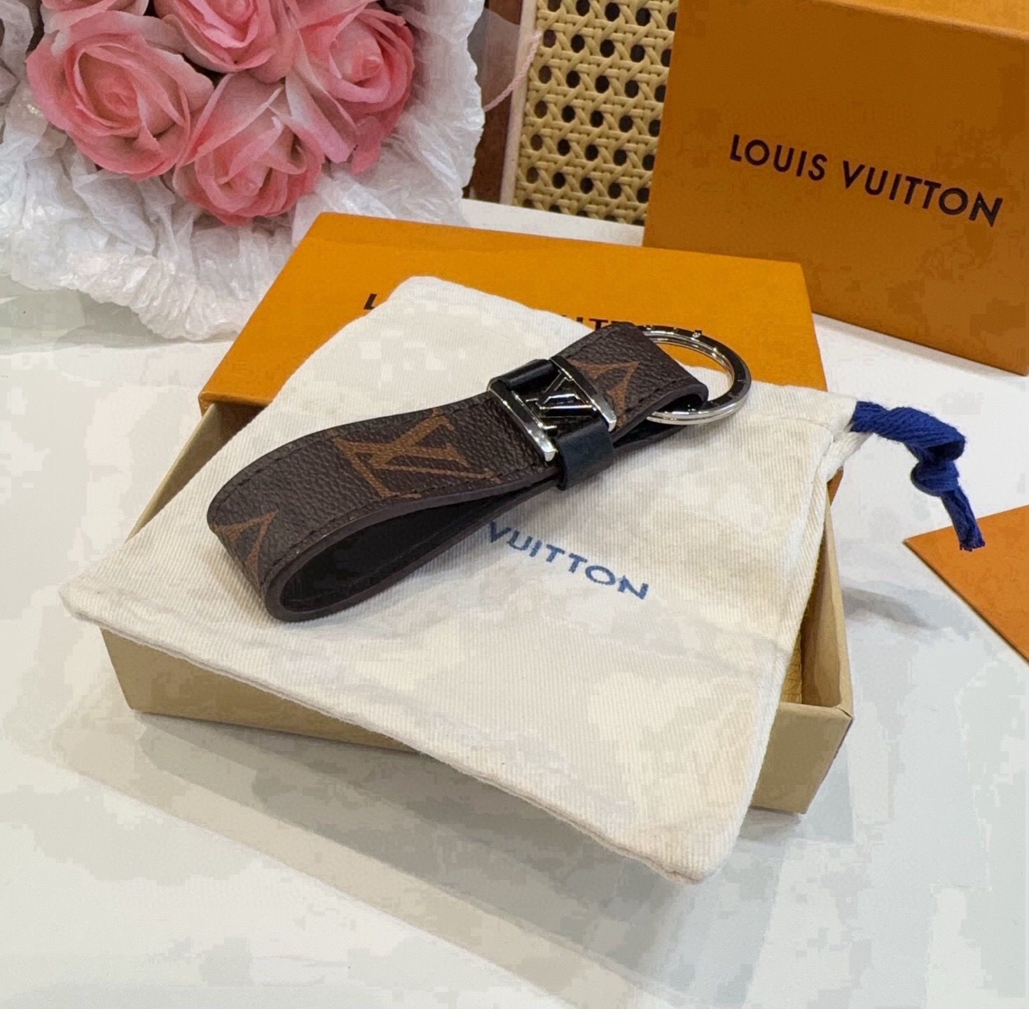 🔥 LOUIS VUITTON 官网款 LV皮绳钥匙扣  挂饰 车钥匙挂件 PU材质  原版logo 确实精致 手感真的