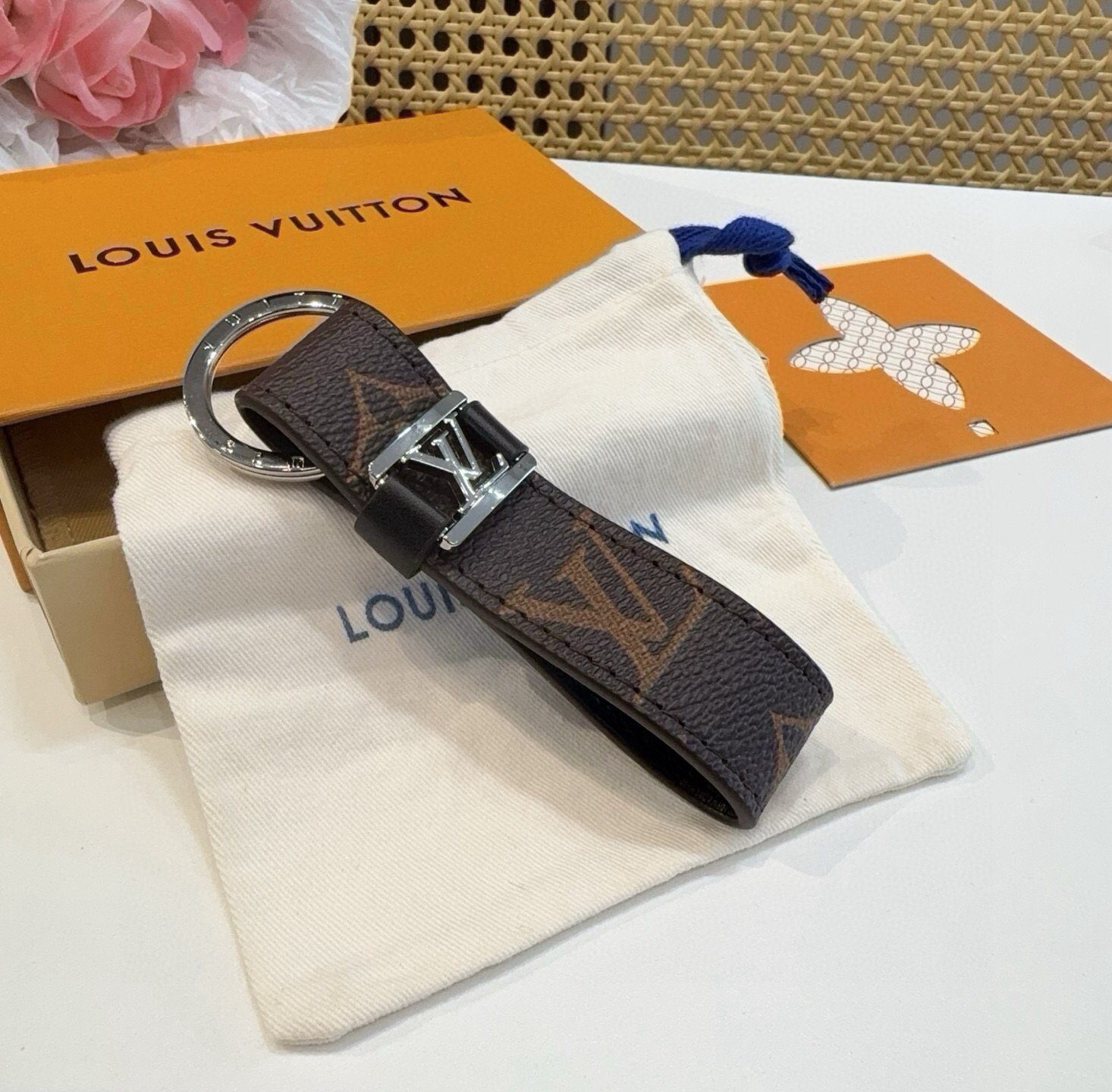 🔥 LOUIS VUITTON 官网款 LV皮绳钥匙扣  挂饰 车钥匙挂件 PU材质  原版logo 确实精致 手感真的