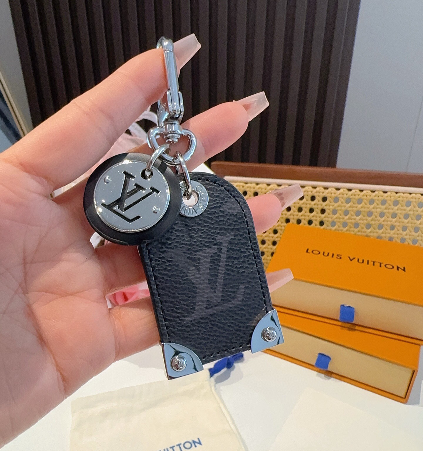 🔥 路易威登LV钥匙扣挂件M64180  Travel Tag包饰与钥匙扣彰显游牧精神，向路易威登制箱传统致敬，该配饰由