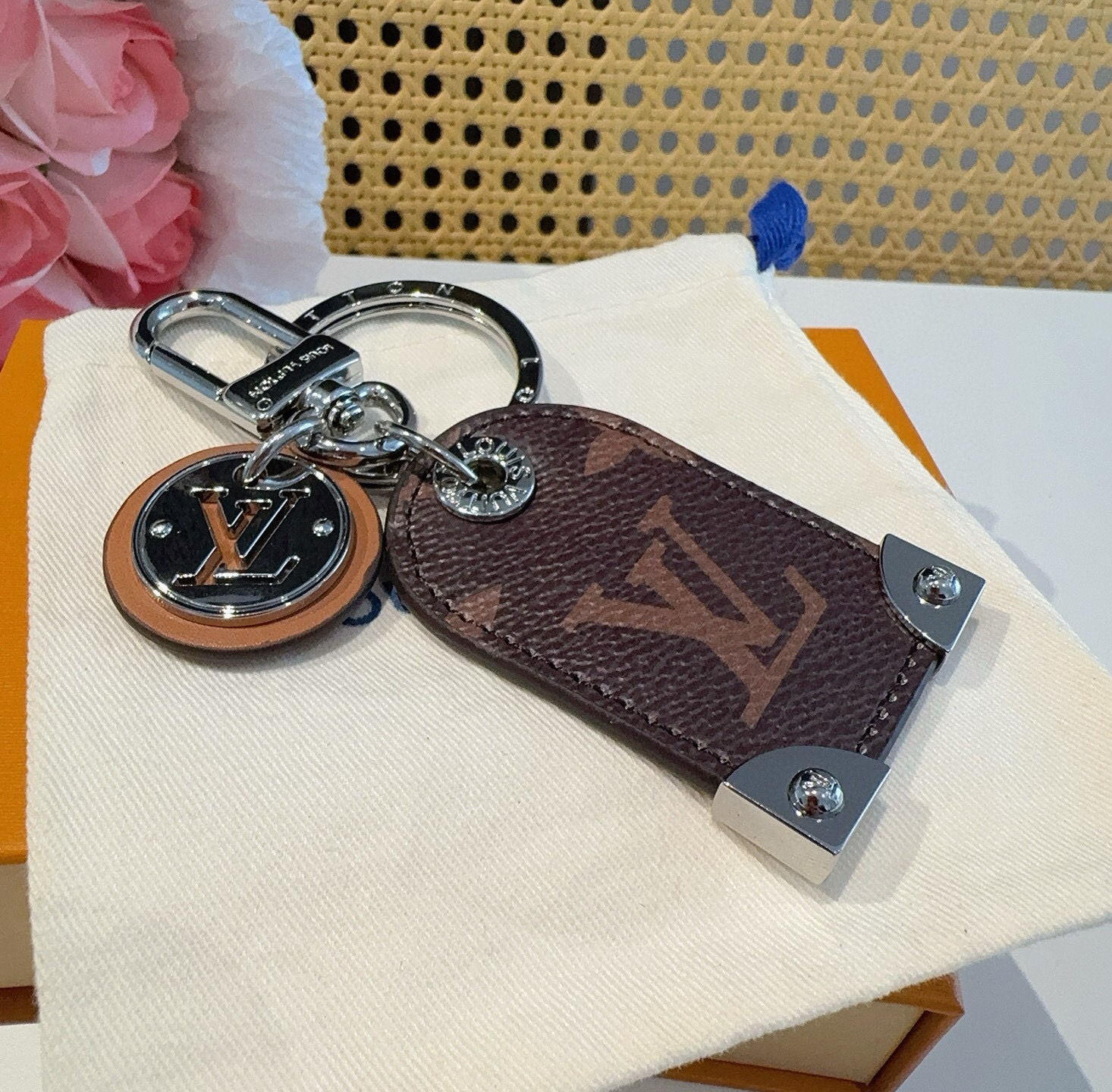 🔥 路易威登LV钥匙扣挂件M64180  Travel Tag包饰与钥匙扣彰显游牧精神，向路易威登制箱传统致敬，该配饰由