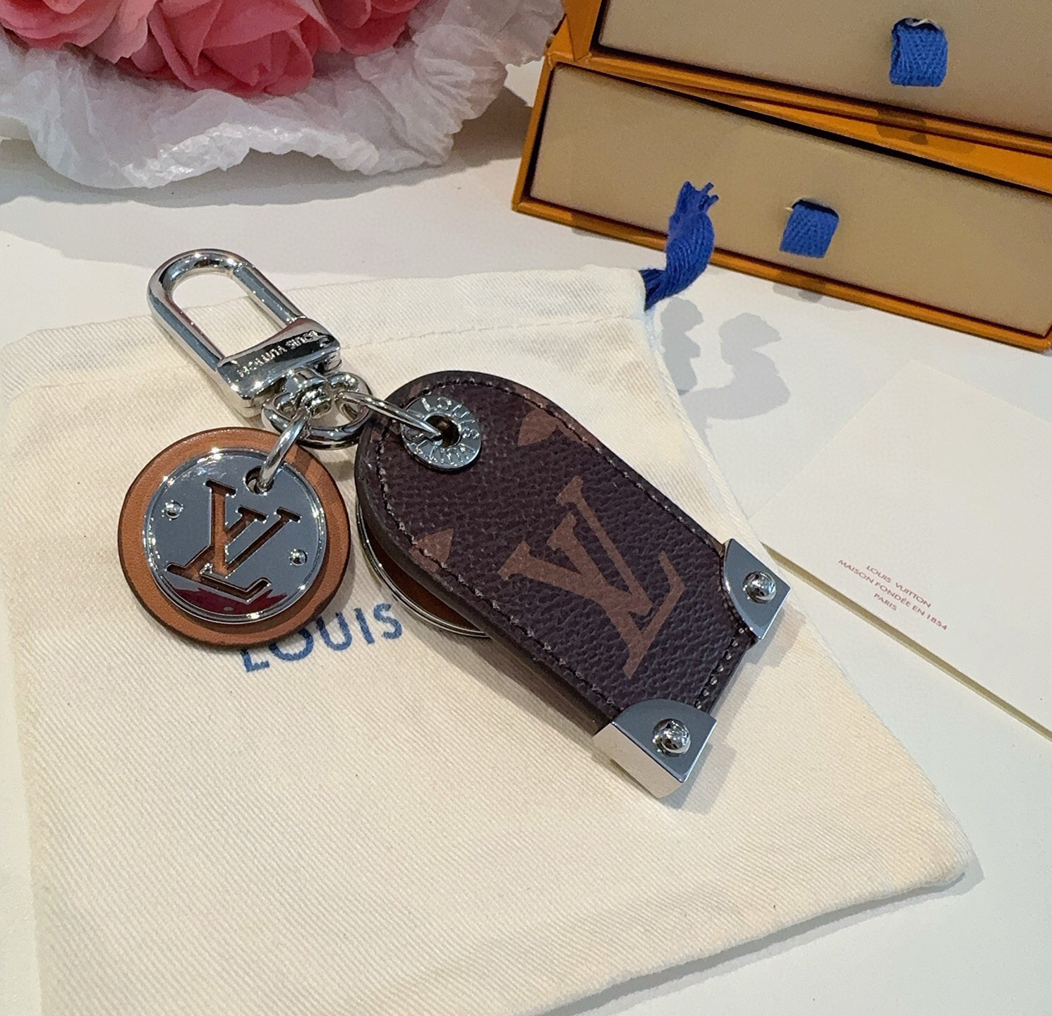 🔥 路易威登LV钥匙扣挂件M64180  Travel Tag包饰与钥匙扣彰显游牧精神，向路易威登制箱传统致敬，该配饰由