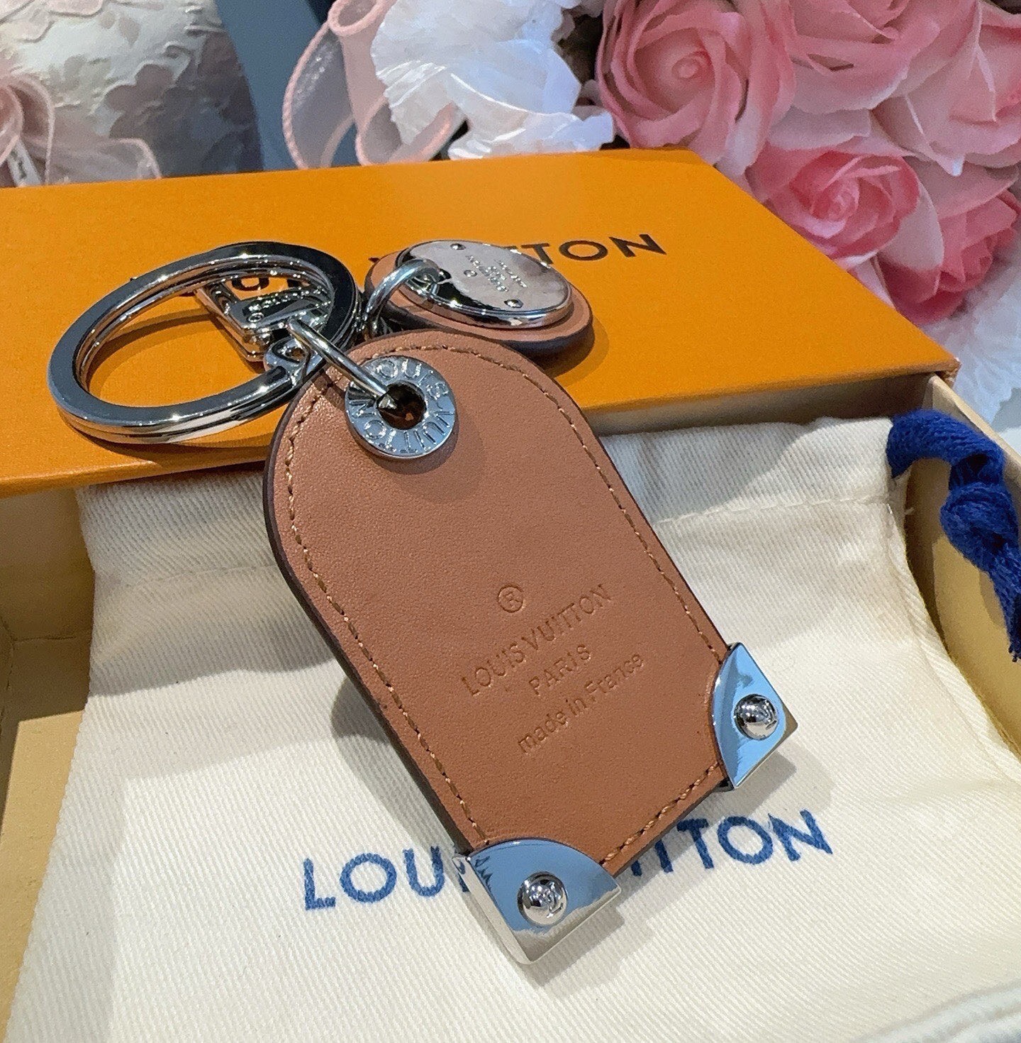 🔥 路易威登LV钥匙扣挂件M64180  Travel Tag包饰与钥匙扣彰显游牧精神，向路易威登制箱传统致敬，该配饰由
