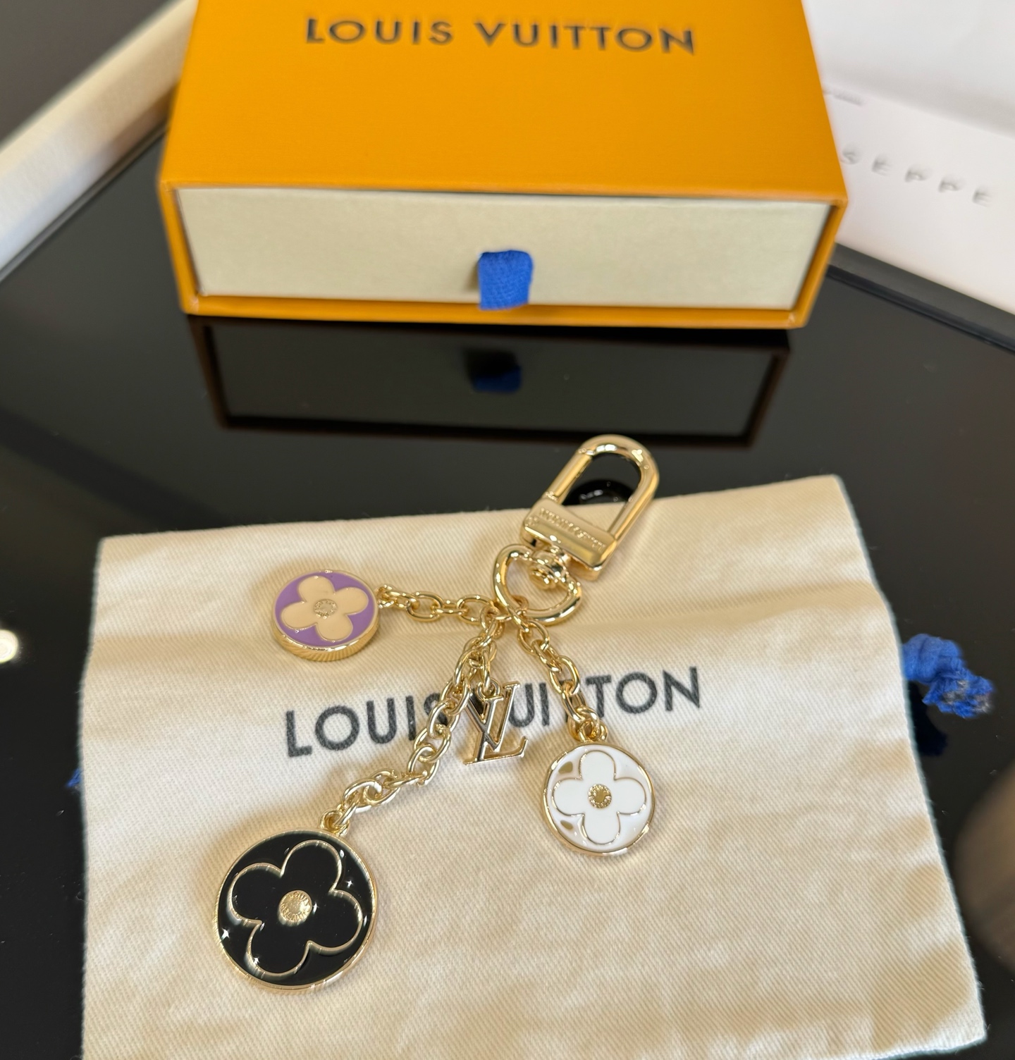 🔥Lv 钥匙扣包包挂件挂饰 SPring Street Chain 包饰将 Monogram 花卉💗和 LV 字母等经典 🔥Lv 钥匙扣包包挂件挂饰 SPring Street Chain 包饰将 Monogram 花卉💗和 LV 字母等经典