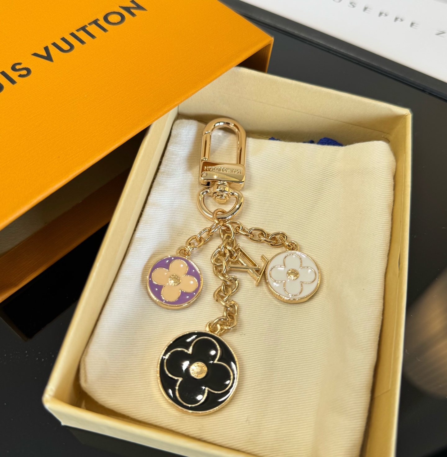 🔥Lv 钥匙扣包包挂件挂饰 SPring Street Chain 包饰将 Monogram 花卉💗和 LV 字母等经典 🔥Lv 钥匙扣包包挂件挂饰 SPring Street Chain 包饰将 Monogram 花卉💗和 LV 字母等经典