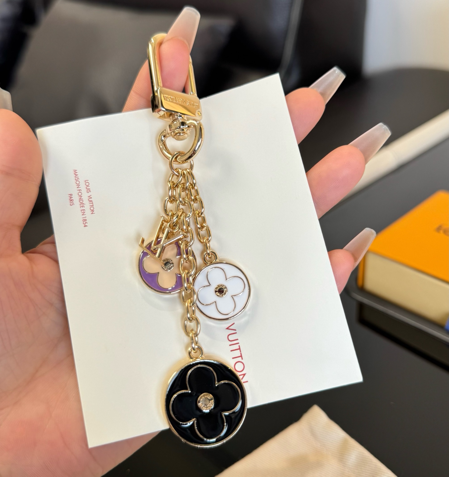 🔥Lv 钥匙扣包包挂件挂饰 SPring Street Chain 包饰将 Monogram 花卉💗和 LV 字母等经典 🔥Lv 钥匙扣包包挂件挂饰 SPring Street Chain 包饰将 Monogram 花卉💗和 LV 字母等经典