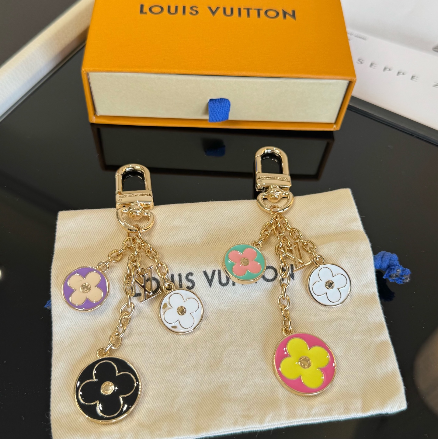 🔥Lv 钥匙扣包包挂件挂饰 SPring Street Chain 包饰将 Monogram 花卉💗和 LV 字母等经典 🔥Lv 钥匙扣包包挂件挂饰 SPring Street Chain 包饰将 Monogram 花卉💗和 LV 字母等经典