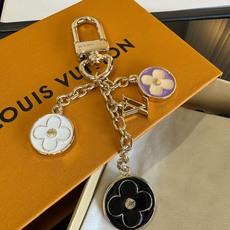 🔥Lv 钥匙扣包包挂件挂饰 SPring Street Chain 包饰将 Monogram 花卉💗和 LV 字母等经典 🔥Lv 钥匙扣包包挂件挂饰 SPring Street Chain 包饰将 Monogram 花卉💗和 LV 字母等经典