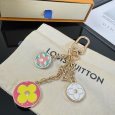 🔥Lv 钥匙扣包包挂件挂饰 SPring Street Chain 包饰将 Monogram 花卉💗和 LV 字母等经典 🔥Lv 钥匙扣包包挂件挂饰 SPring Street Chain 包饰将 Monogram 花卉💗和 LV 字母等经典