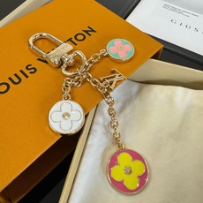 🔥Lv 钥匙扣包包挂件挂饰 SPring Street Chain 包饰将 Monogram 花卉💗和 LV 字母等经典 🔥Lv 钥匙扣包包挂件挂饰 SPring Street Chain 包饰将 Monogram 花卉💗和 LV 字母等经典