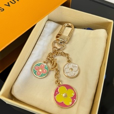 🔥Lv 钥匙扣包包挂件挂饰 SPring Street Chain 包饰将 Monogram 花卉💗和 LV 字母等经典 🔥Lv 钥匙扣包包挂件挂饰 SPring Street Chain 包饰将 Monogram 花卉💗和 LV 字母等经典