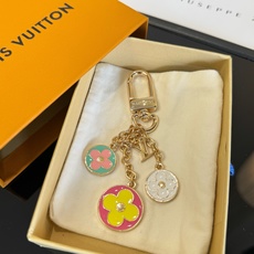 🔥Lv 钥匙扣包包挂件挂饰 SPring Street Chain 包饰将 Monogram 花卉💗和 LV 字母等经典 🔥Lv 钥匙扣包包挂件挂饰 SPring Street Chain 包饰将 Monogram 花卉💗和 LV 字母等经典