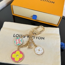 🔥Lv 钥匙扣包包挂件挂饰 SPring Street Chain 包饰将 Monogram 花卉💗和 LV 字母等经典 🔥Lv 钥匙扣包包挂件挂饰 SPring Street Chain 包饰将 Monogram 花卉💗和 LV 字母等经典