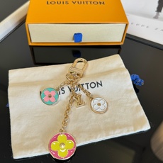 🔥Lv 钥匙扣包包挂件挂饰 SPring Street Chain 包饰将 Monogram 花卉💗和 LV 字母等经典 🔥Lv 钥匙扣包包挂件挂饰 SPring Street Chain 包饰将 Monogram 花卉💗和 LV 字母等经典